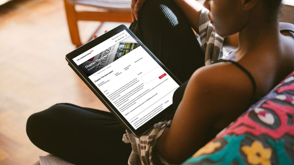 Une personne qui regarde le chapitre « The news report » du site Web de La Presse canadienne sur sa tablette.