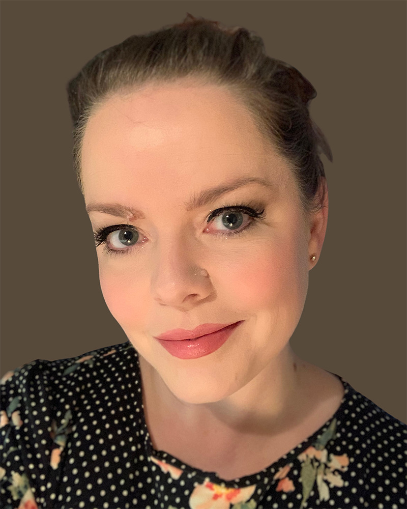Portrait de la réviseure Tara Avery sur fond neutre